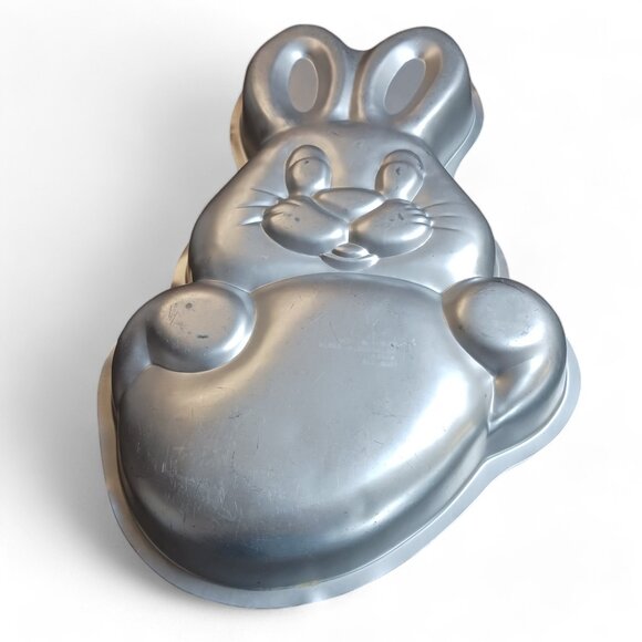 Wilton Vintage 1979 Aluminum Easter Bunny and Egg Aluminum Cake Mold Baking Mold - Picture 4 of 5
